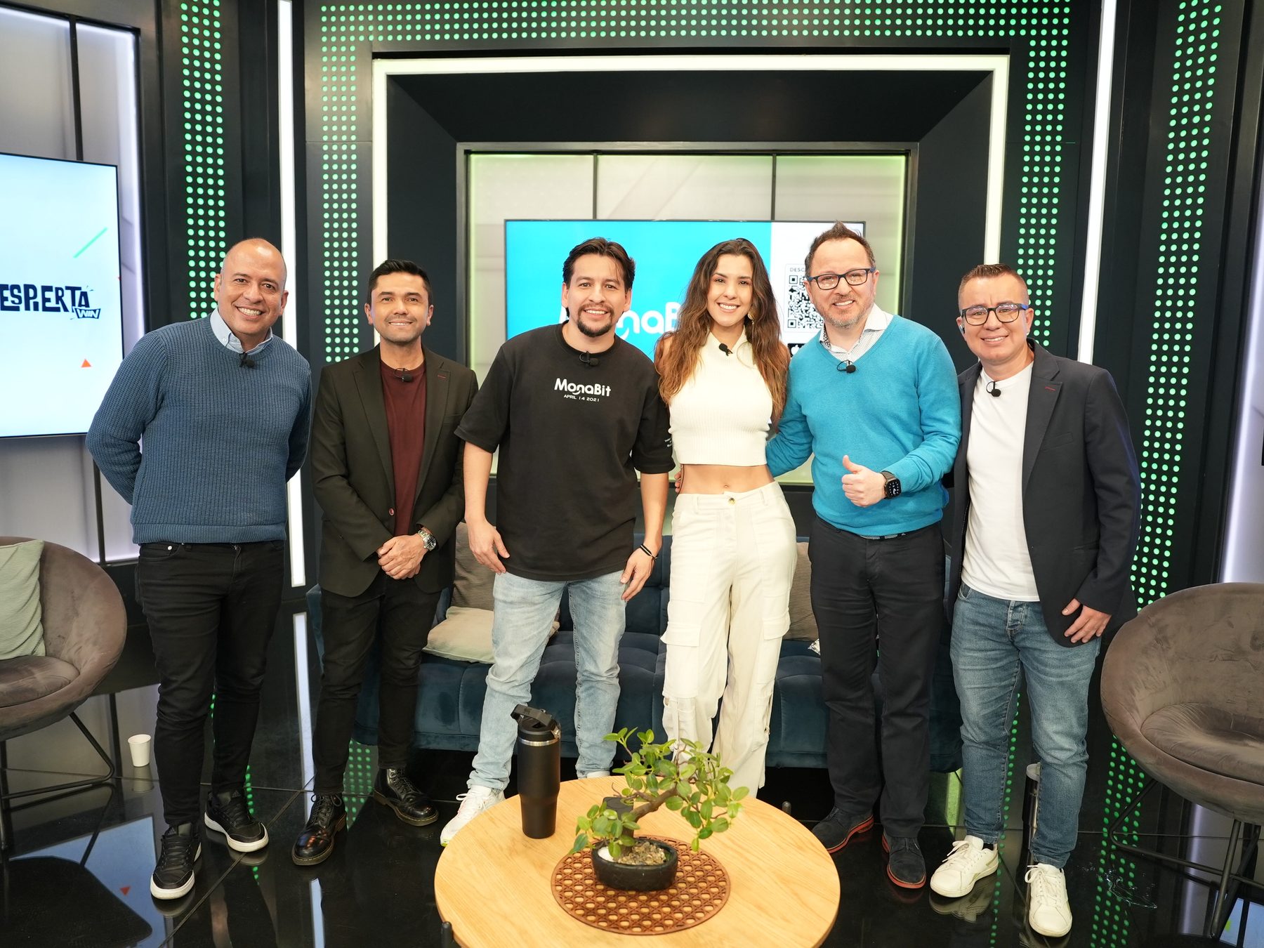 Equipo de MonaBit en el set, junto a aliados de medios.