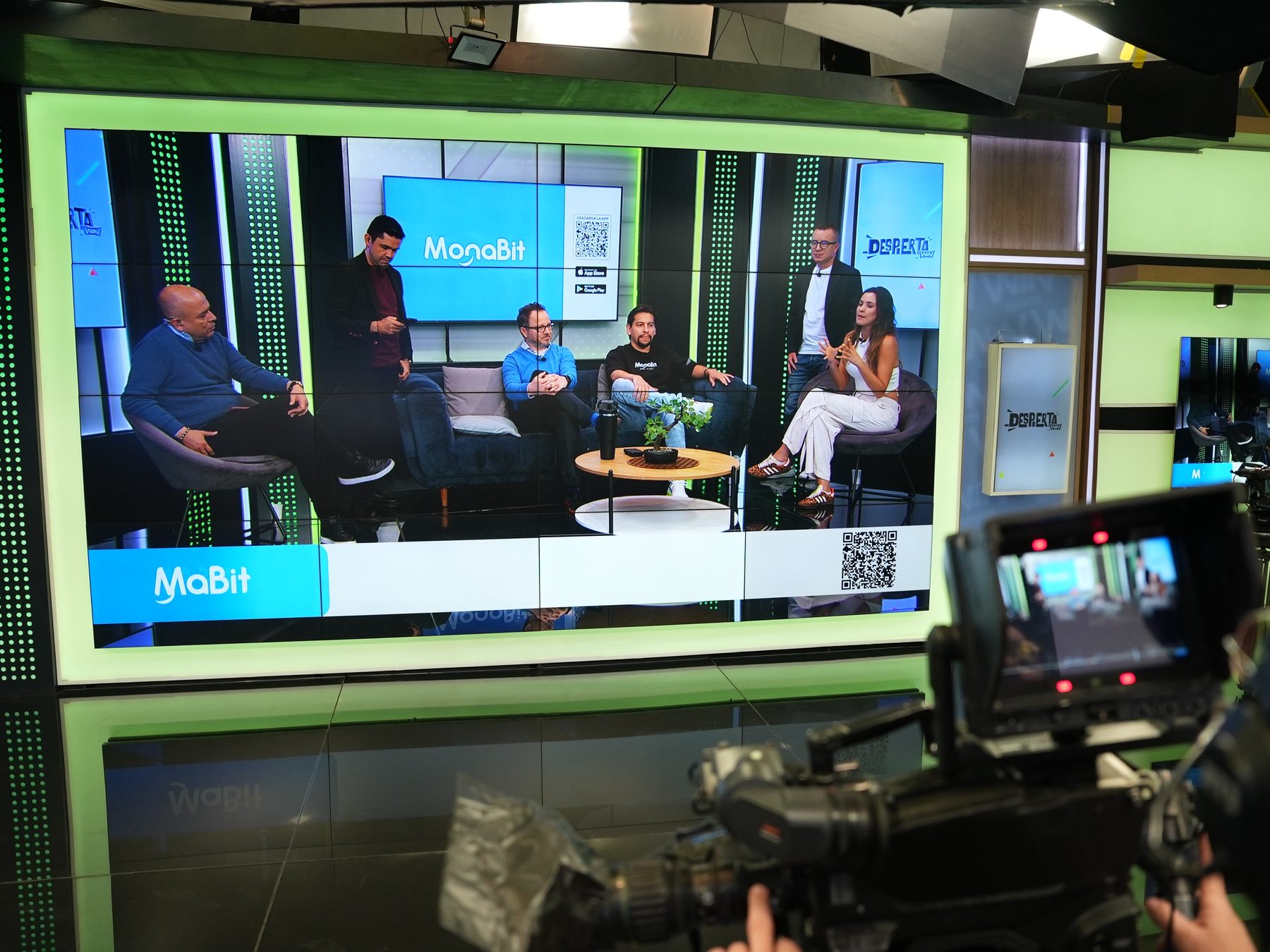 Equipo de MonaBit en el set de Win Sports durante la cobertura de Empresas Fintech Colombia.