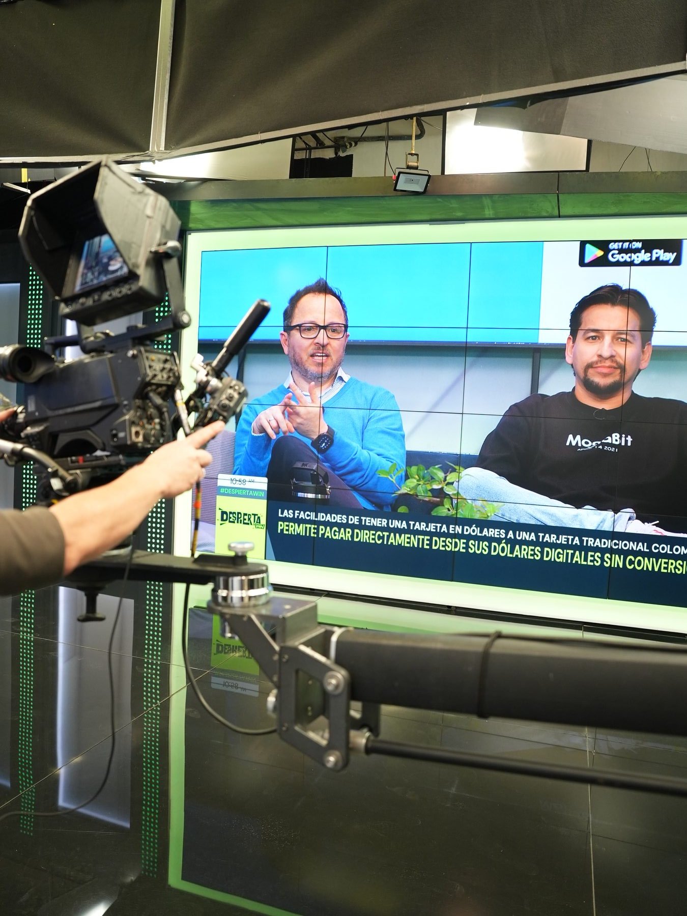 Cámaras y pantallas en el set de Win Sports durante la entrevista a MonaBit.