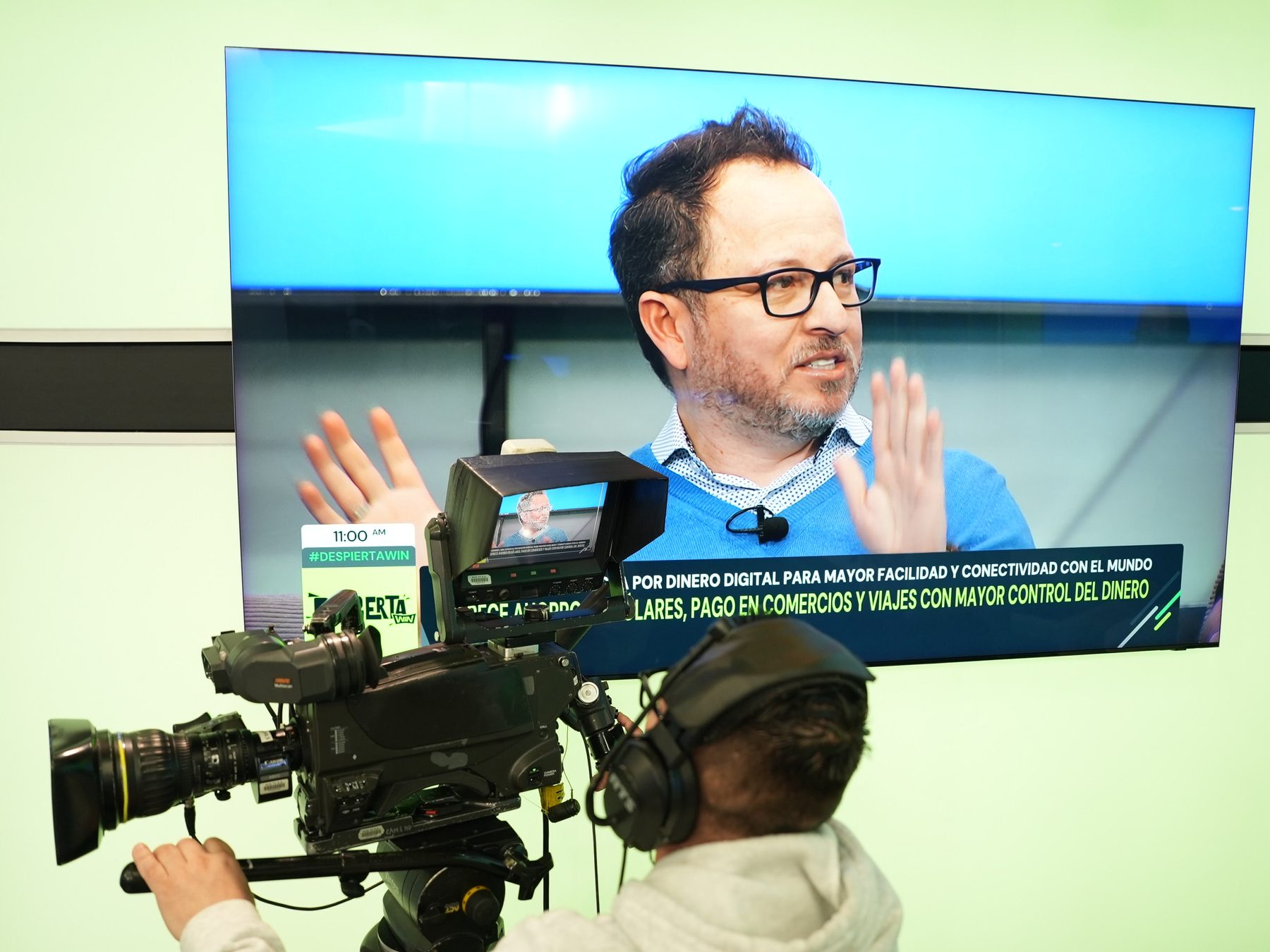 Conversación en set sobre dólares digitales, pagos y control del dinero.